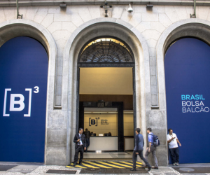 As corretoras desempenham um papel fundamental no mercado de capitais, conectando investidores a oportunidades de investimento e empresas que buscam financiamento.
